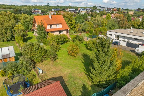 Atraktivní stavební pozemek 905 m² – Statenice, Černý Vůl