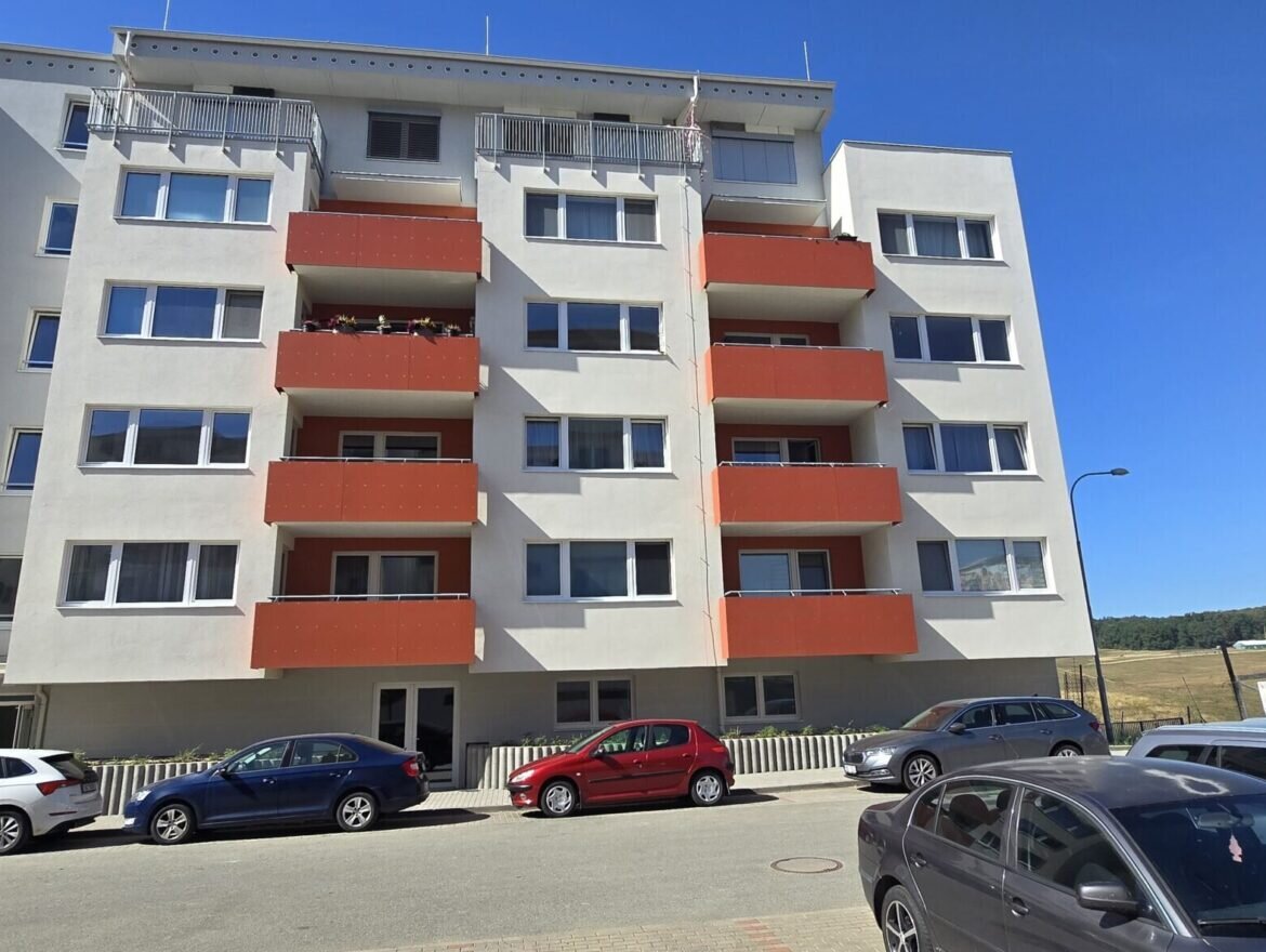 Pronájem bytu 1+kk, komora, balkon, ul. Chvalovka, Brno – Žebětín