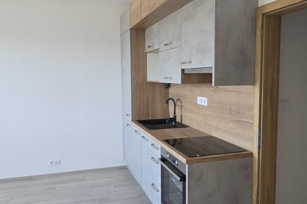 Pronájem bytu 1+kk, komora, balkon, ul. Chvalovka, Brno – Žebětín